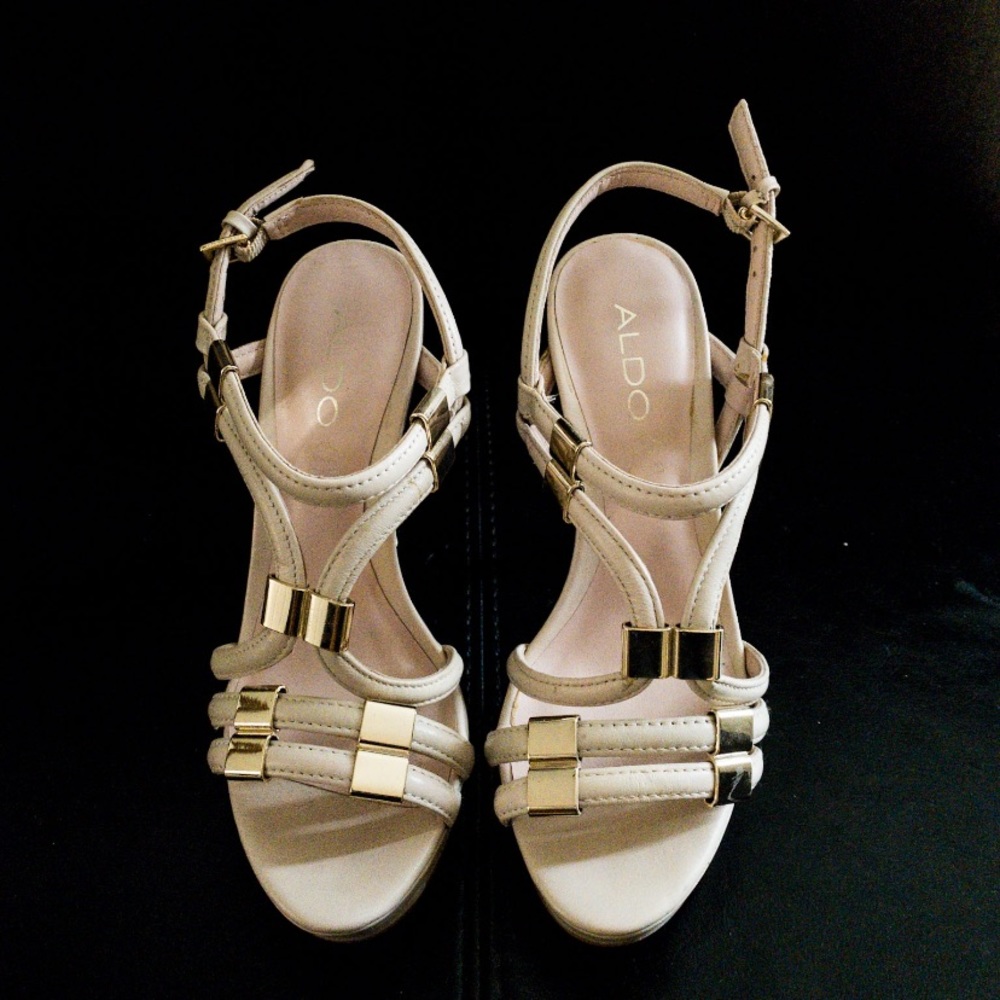 Aldo size 6.5 nude and gold heels